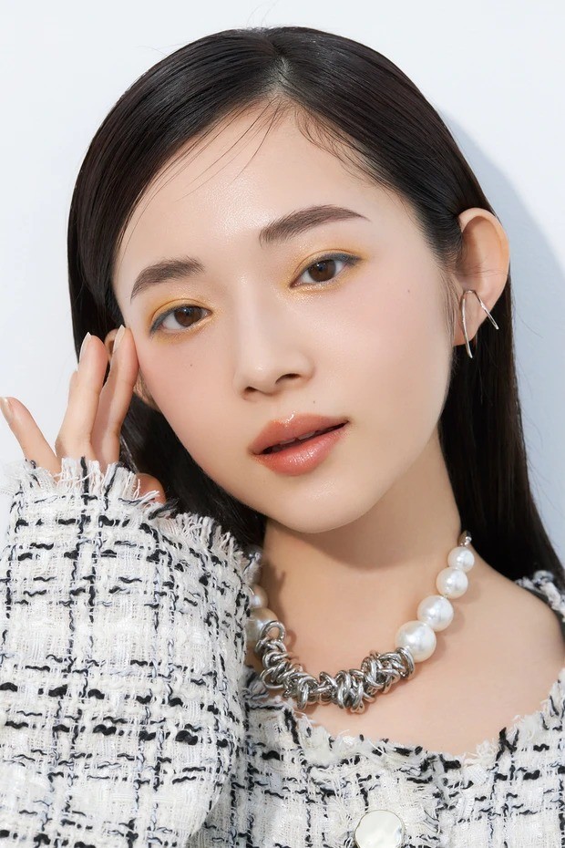 maquia_magazine's tweet photo. 西洋占星術師が教える
#牡羊座 の2025年開運メイク🔮

🌟開運ポイント🌟
ラッキーカラーのイエローでエッジの効いた旬顔に
✅イエローのアイシャドウで囲み目に
✅グレーで目元にニュアンスをプラス
✅唇は色より光でツヤッと魅せる

▼もっと開運ポイントを知りたいなら
https://t.co/f5shRVo1jX https://t.co/1cDY5J8B7q