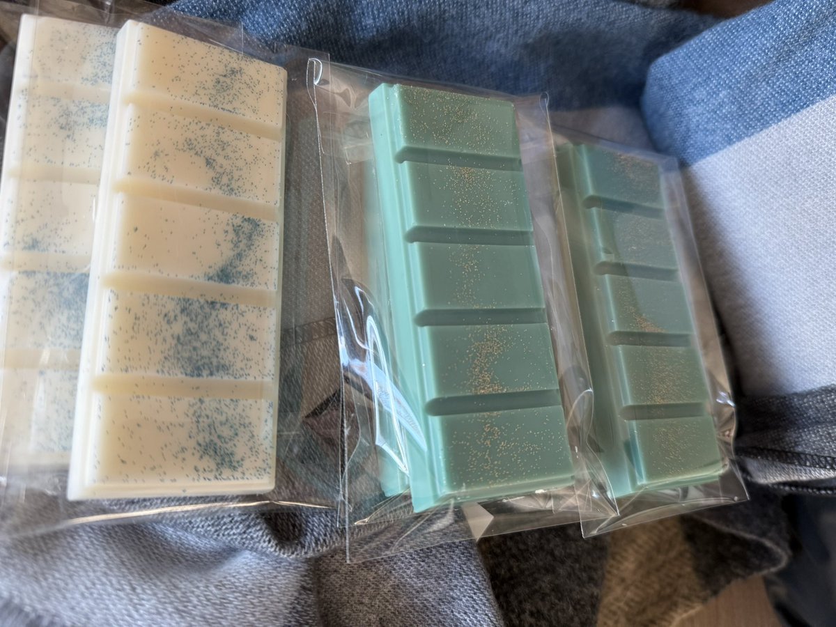 FlickeringFen's tweet photo. These wax melt bars always look so delicious when I package them!! 

They remind me of fancy chocolate bars 😂 https://t.co/AAtsbb1Q3r