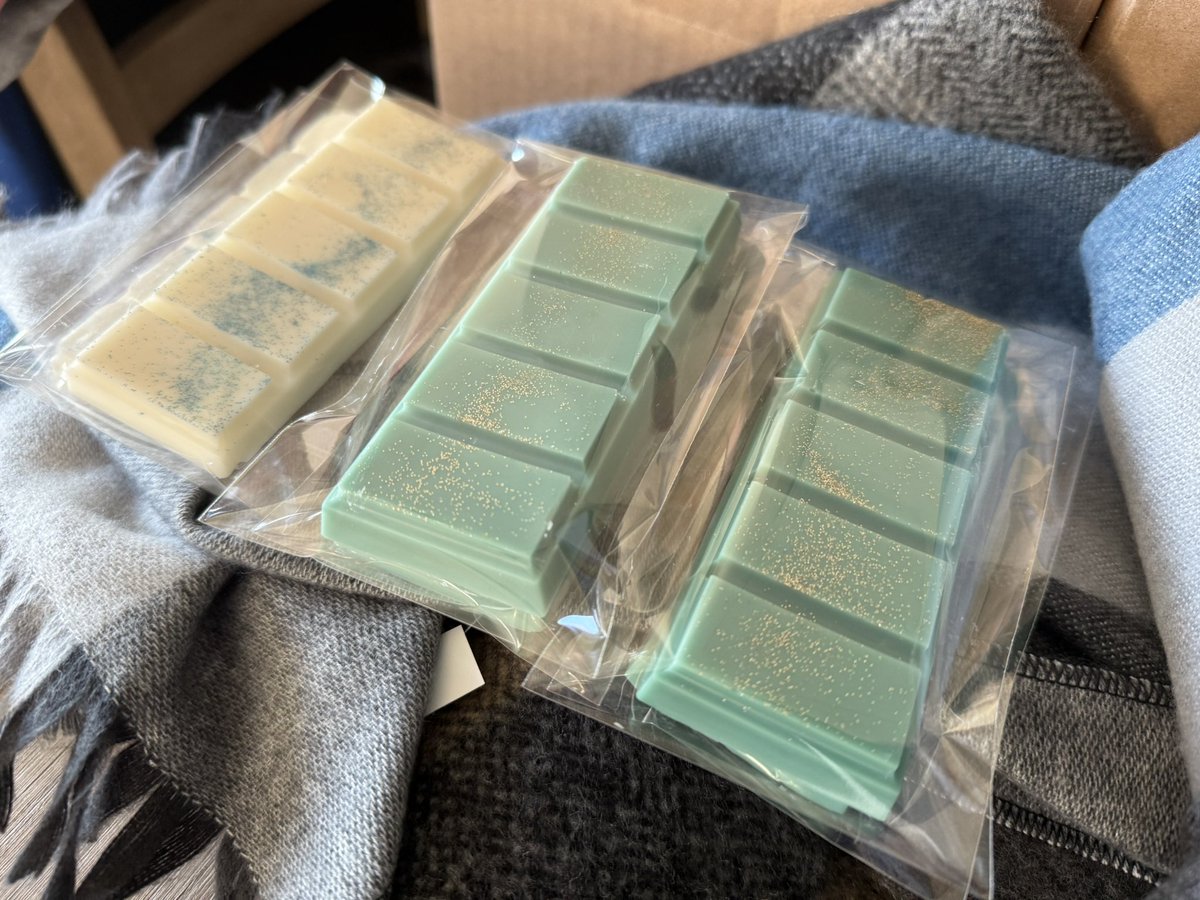 FlickeringFen's tweet photo. These wax melt bars always look so delicious when I package them!! 

They remind me of fancy chocolate bars 😂 https://t.co/AAtsbb1Q3r