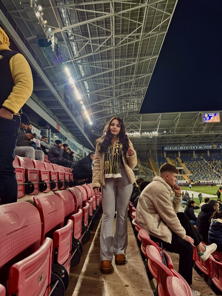 Toplayın bavulu defolup gidin. 
#Ankaragücü #yönetimistifa