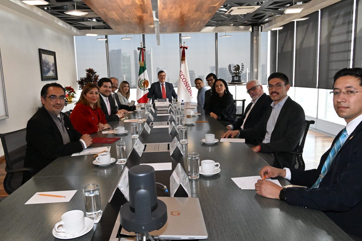 Con el equipo que aplicará en México la inmunoterapia contra leucemia que ya se aplica en la India con gran éxito. Felicito al Dr. Kershenobich por su gran promoción de este proyecto !!