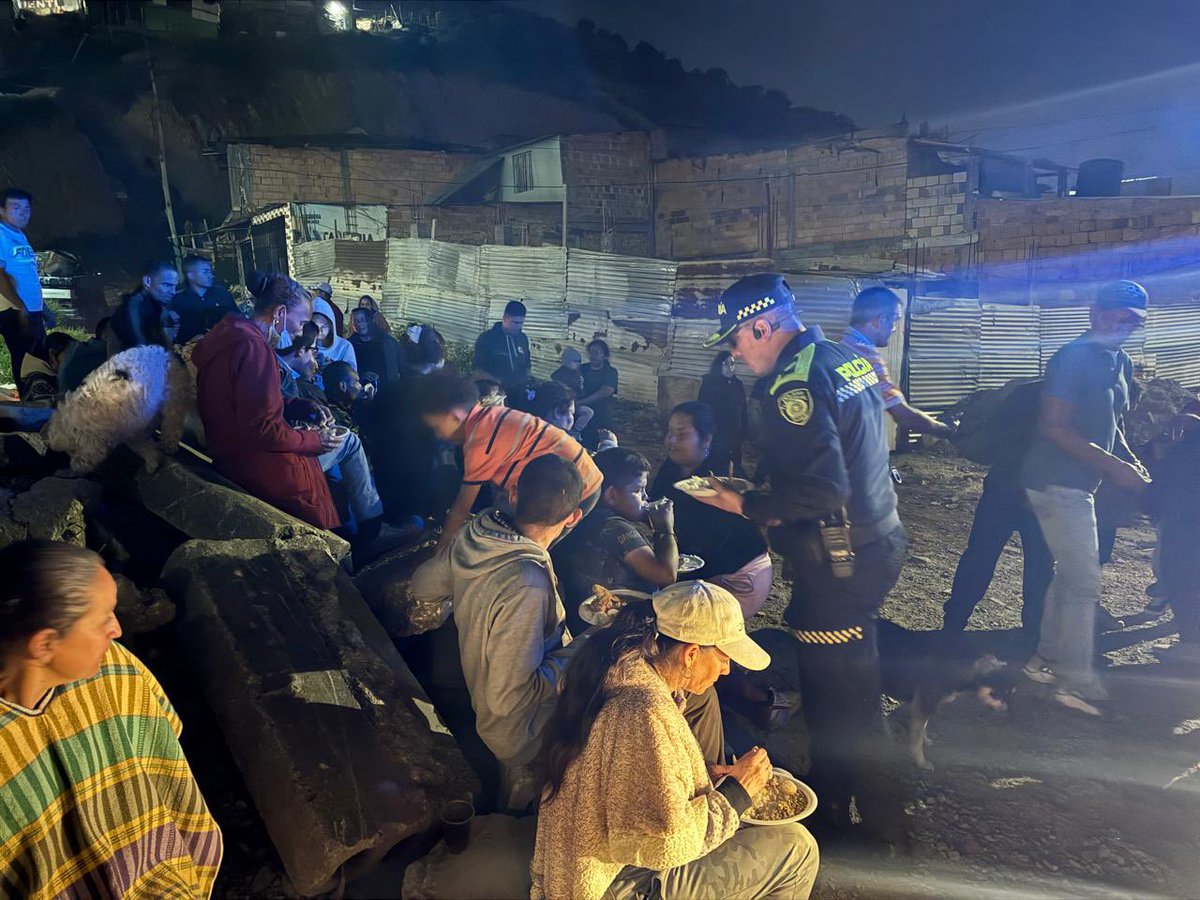GermanGH10's tweet photo. En Ciudad Bolívar velamos por el bienestar de la comunidad. Compartimos alimentos con las familias que perdieron su hogar luego de un incendio en el barrio lucero. https://t.co/uCQnFAaGqu