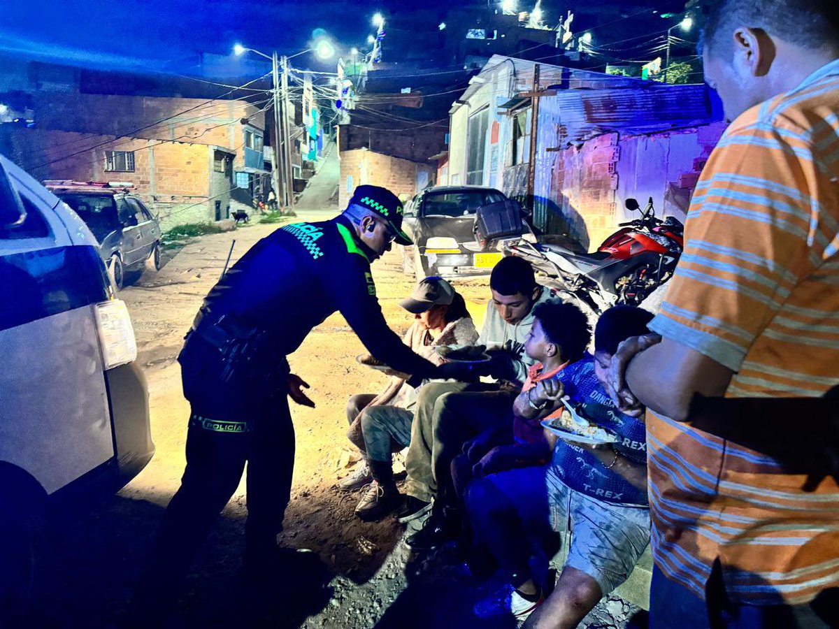 GermanGH10's tweet photo. En Ciudad Bolívar velamos por el bienestar de la comunidad. Compartimos alimentos con las familias que perdieron su hogar luego de un incendio en el barrio lucero. https://t.co/uCQnFAaGqu