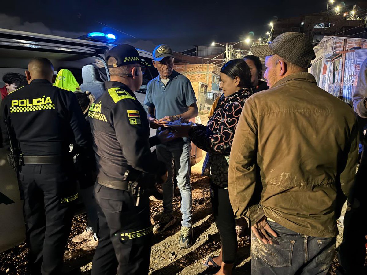 GermanGH10's tweet photo. En Ciudad Bolívar velamos por el bienestar de la comunidad. Compartimos alimentos con las familias que perdieron su hogar luego de un incendio en el barrio lucero. https://t.co/uCQnFAaGqu