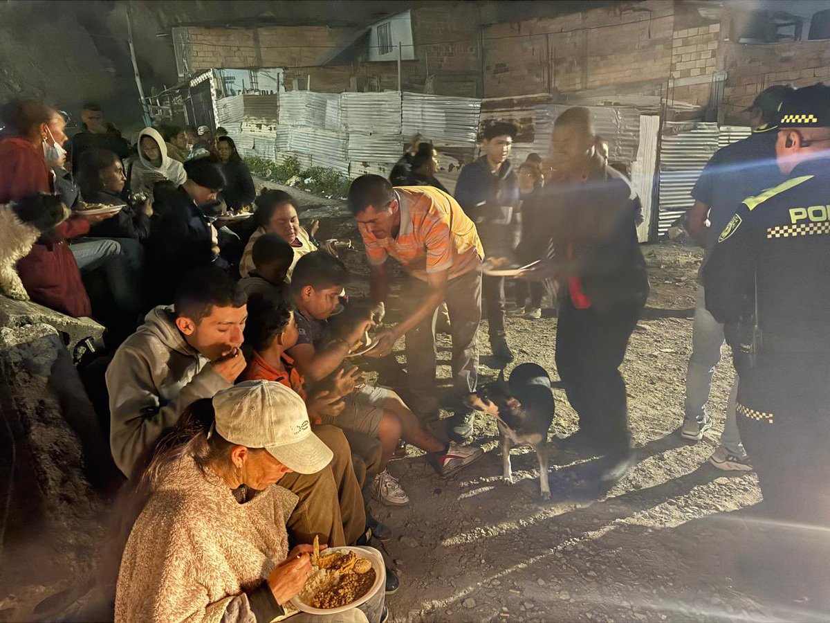 GermanGH10's tweet photo. En Ciudad Bolívar velamos por el bienestar de la comunidad. Compartimos alimentos con las familias que perdieron su hogar luego de un incendio en el barrio lucero. https://t.co/uCQnFAaGqu