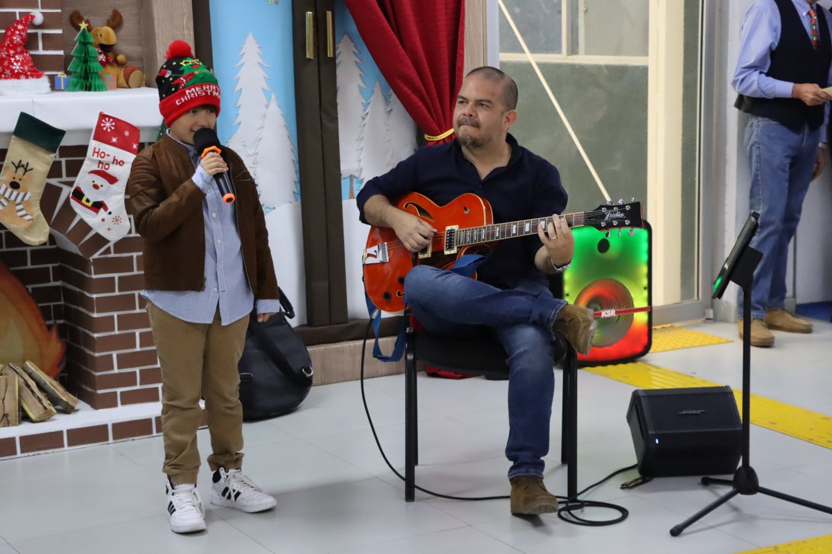 GobBCS's tweet image. 🎄🎁✨#Entérate I En el marco de las celebraciones decembrinas, se realizó un emotivo festejo para  las niñas y niños usuarios del Centro de Rehabilitación y Educación Especial  #CREE.