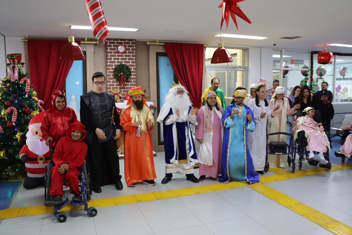 GobBCS's tweet image. 🎄🎁✨#Entérate I En el marco de las celebraciones decembrinas, se realizó un emotivo festejo para  las niñas y niños usuarios del Centro de Rehabilitación y Educación Especial  #CREE.
