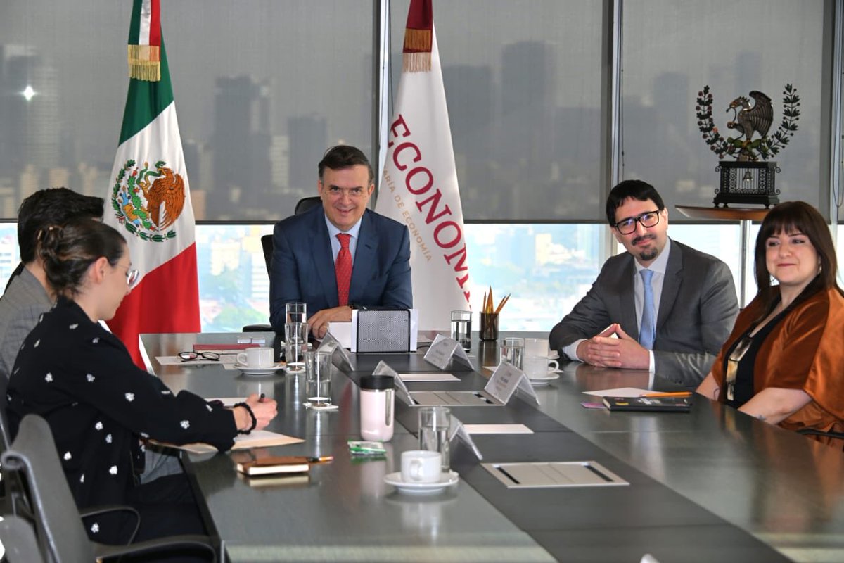 m_ebrard's tweet photo. Conversación con Ted Sarandos , CEO de Netflix , sobre la expansión de actividades en México. Buenas noticias habrá pronto . https://t.co/LQn2IOTIa1