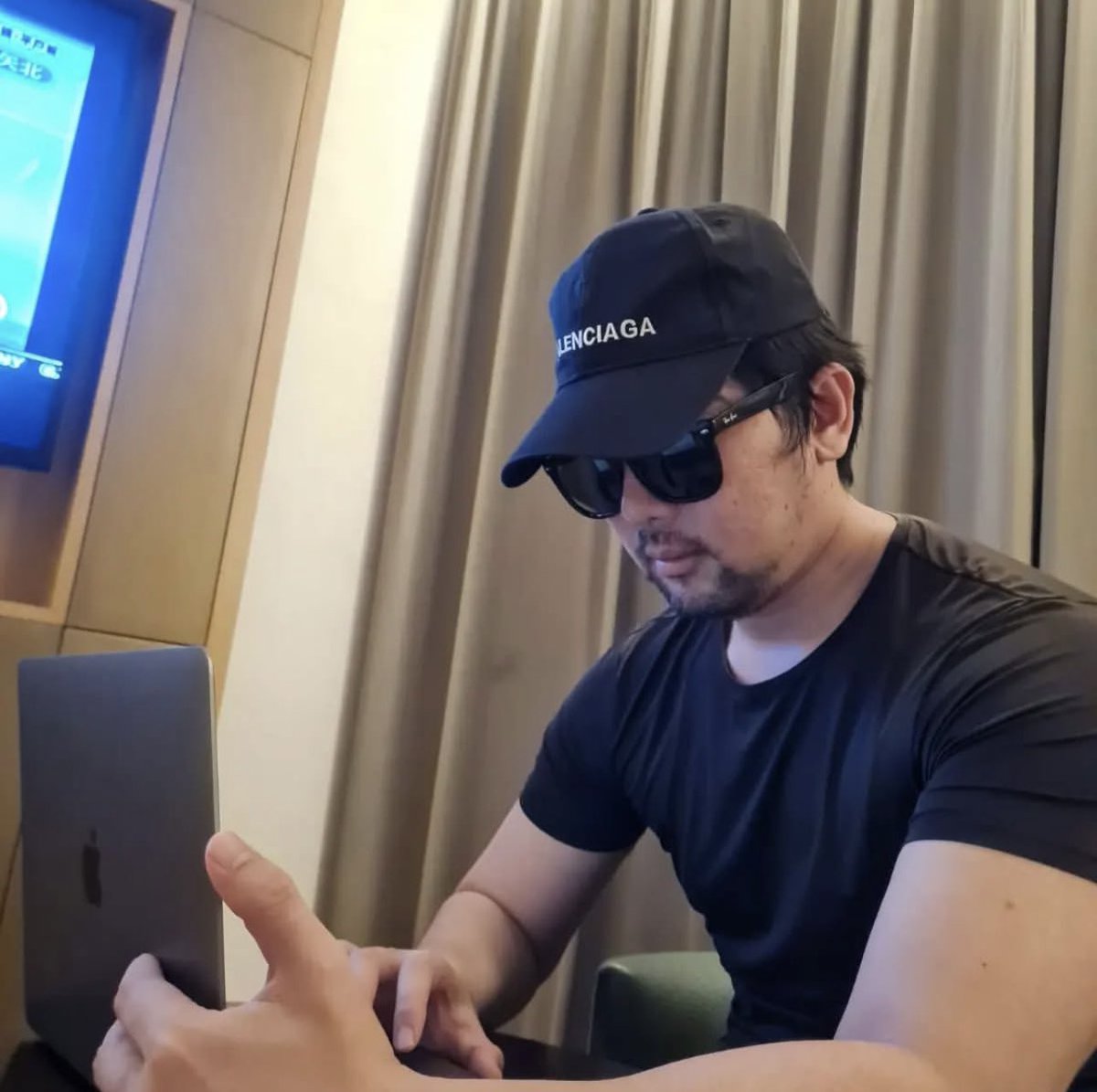 Codecrackcyber's tweet image. I’m connected to the hotel WiFi now. what’s next?