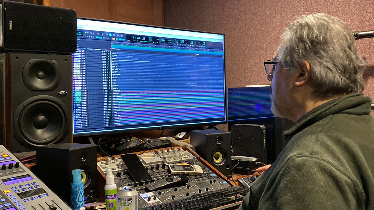 Pbltm's tweet photo. Hola a todos. ¡Estamos mezclando un par de piezas navideñas!!! Son muy lindas y 4 musicos guatemaltecos muy conocidos donaron su tiempo para cantar en una de ellas (la otra es instrumental). Cuando estas piezas generen utilidades, lo recaudado irá a una causa benéfica. https://t.co/JnvHmDwJYO
