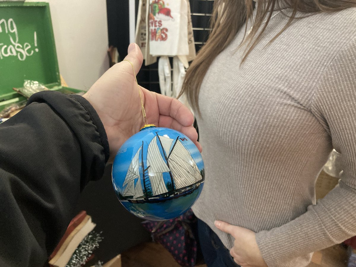 burnsieoriginal's tweet photo. There’s nothing like a Nova Scotian Christmas. Trust me. #MicMacMall #Bluenoserbeauty https://t.co/cCBbg8uJzE