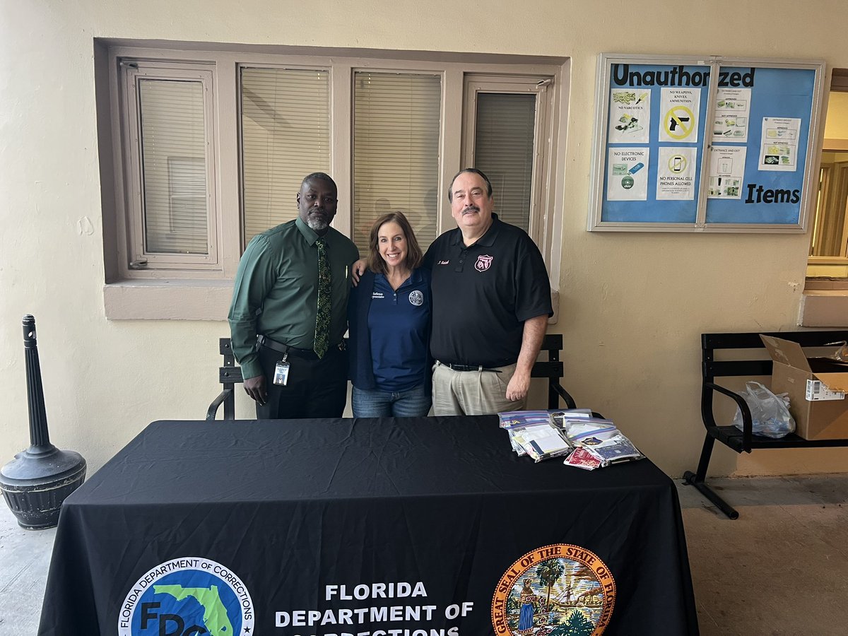 Robin Bartleman (@robin_bartleman) on Twitter photo I started my day with <a href="/FL_PBA/">Florida Police Benevolent Association</a> bringing holiday greetings to <a href="/FL_Corrections/">Florida Department of Corrections</a> staff. This week, an officer was injured & hospitalized breaking up a fight - thank you to these officers who provide an essential service to our community and put their lives at risk to protect us I started my day with <a href="/FL_PBA/">Florida Police Benevolent Association</a> bringing holiday greetings to <a href="/FL_Corrections/">Florida Department of Corrections</a> staff. This week, an officer was injured & hospitalized breaking up a fight - thank you to these officers who provide an essential service to our community and put their lives at risk to protect us