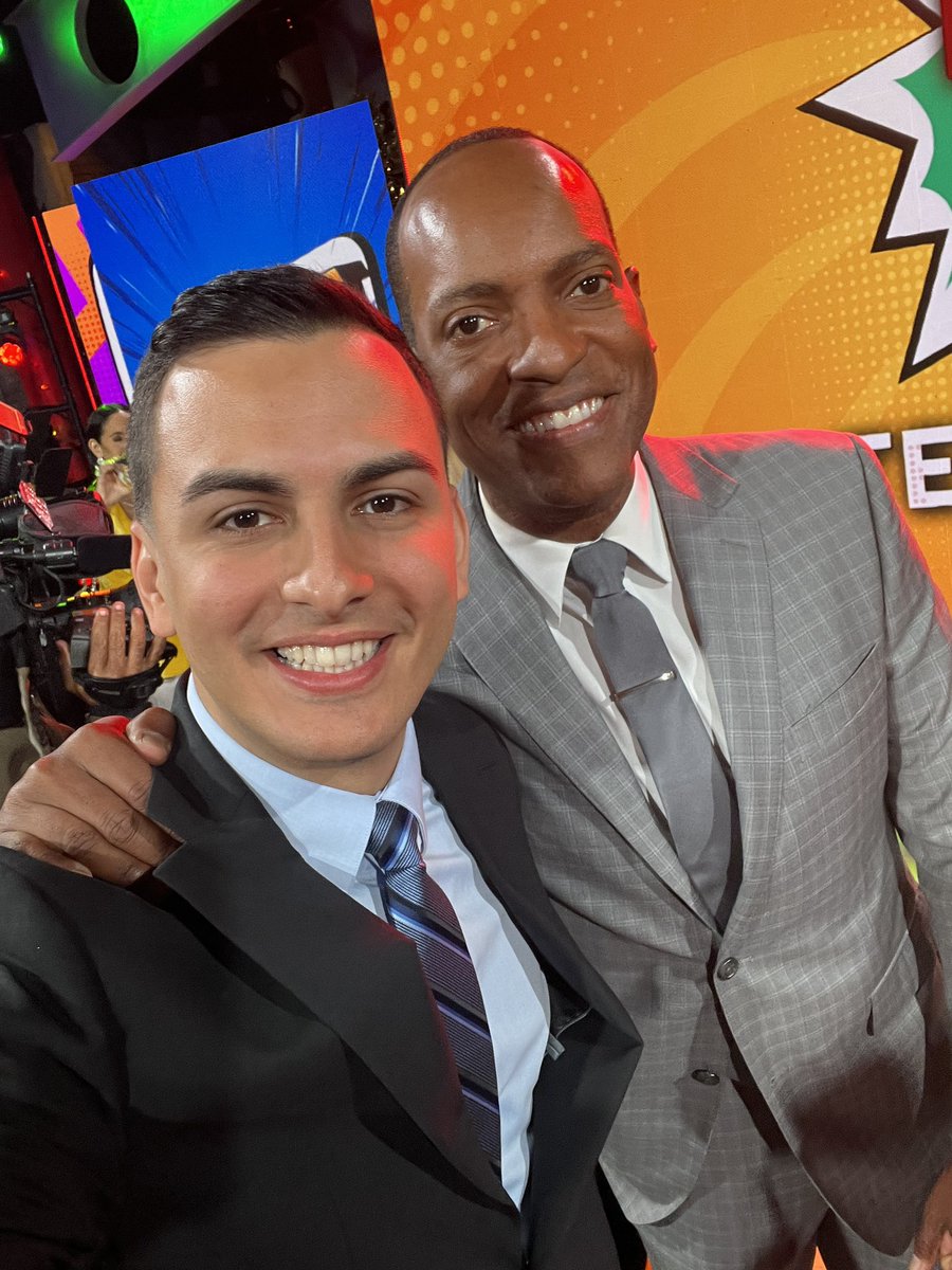 JeremyOrtizTV's tweet image. 📺🎉 En el 2025 @TelemundoPR sigue imparable con su compromiso de informar, educar y entretener. Ayer en el “upfront” se anunció oficialmente la llegada de @riverasaniel a @TelenoticiasPR. ¡Bienvenido a tu casa! 🙌🏼 #upfront #telemundo