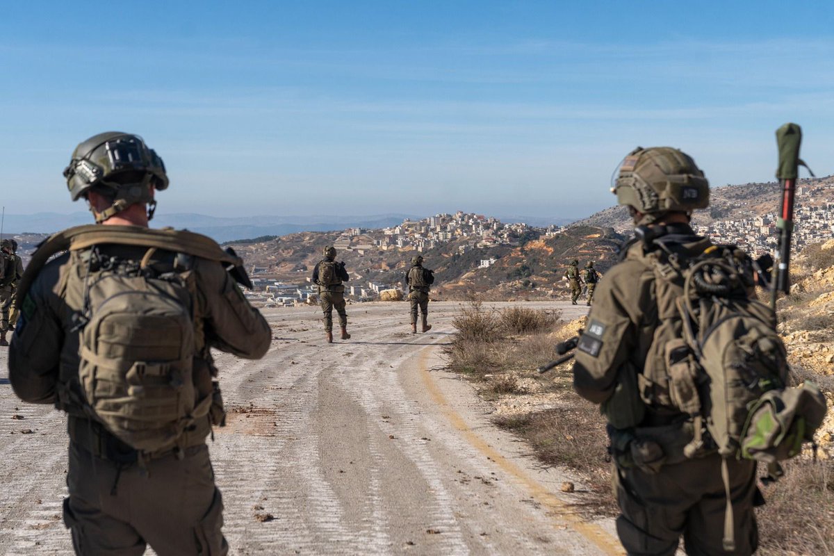 clement_molin's tweet photo. #Syrie 🇸🇾 après l'euphorie, le nouvel Etat syrien est confronté à d'importants défis internes et externes.

Invasion Israélienne 🇮🇱, intégration des FDS, départ des russes 🇷🇺, influence turque 🇹🇷 et dissensions politiques sur le futur régime...

🧵THREAD🧵1/25 ⬇️ https://t.co/gnX3ho8F7j