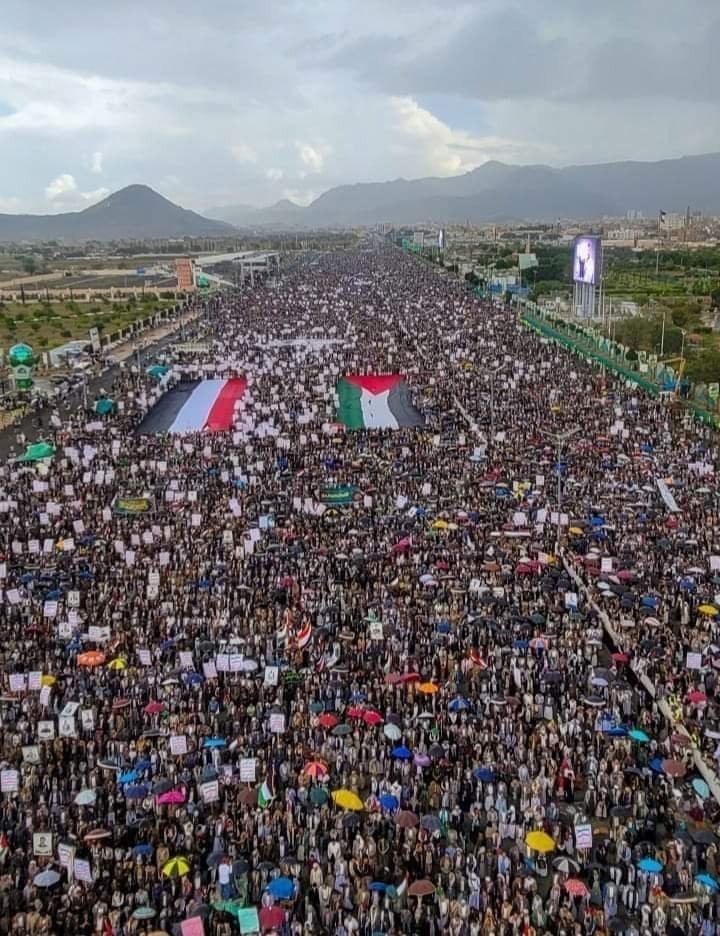 هذا هو الفرق بين جماهير #ابو_محمد_الجولاني وجماهير #عبدالملك_الحوثي ..اليوم 

ما بين #دمشق و #صنعاء فارق شاسع..