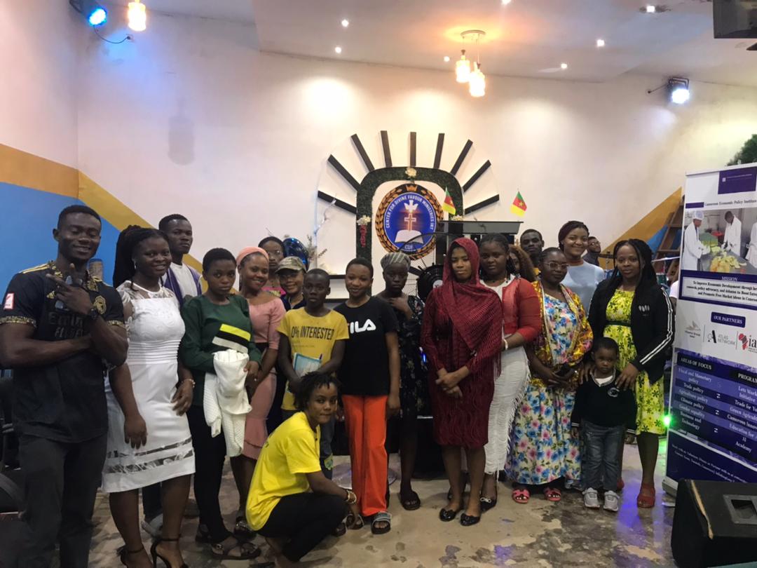 CameroonCepi's tweet photo. With over 16 youths, carpenters, detergent manufacturers, and beauticians in #Yaounde, #Cameroon, we presented the benefits of free trade drawing from @eamonnbutler book "An Introduction to Trade and Globalisation" #freetade #advocacy #CommunityEngagement https://t.co/3eUIyALdTl