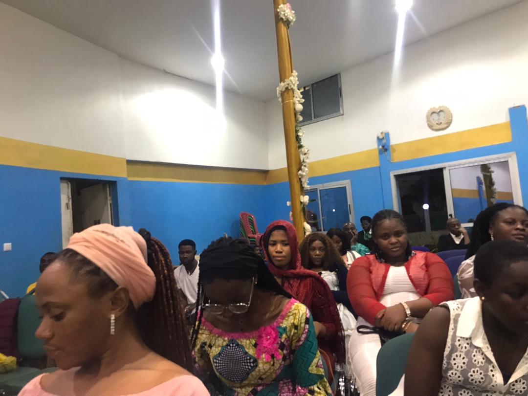 CameroonCepi's tweet photo. With over 16 youths, carpenters, detergent manufacturers, and beauticians in #Yaounde, #Cameroon, we presented the benefits of free trade drawing from @eamonnbutler book "An Introduction to Trade and Globalisation" #freetade #advocacy #CommunityEngagement https://t.co/3eUIyALdTl