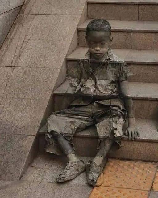 Un artista callejero dibuja una obra de arte: "la invisibilidad de la pobreza". Una obra maestra. ¡El nombre del artista es Kevin Lee!