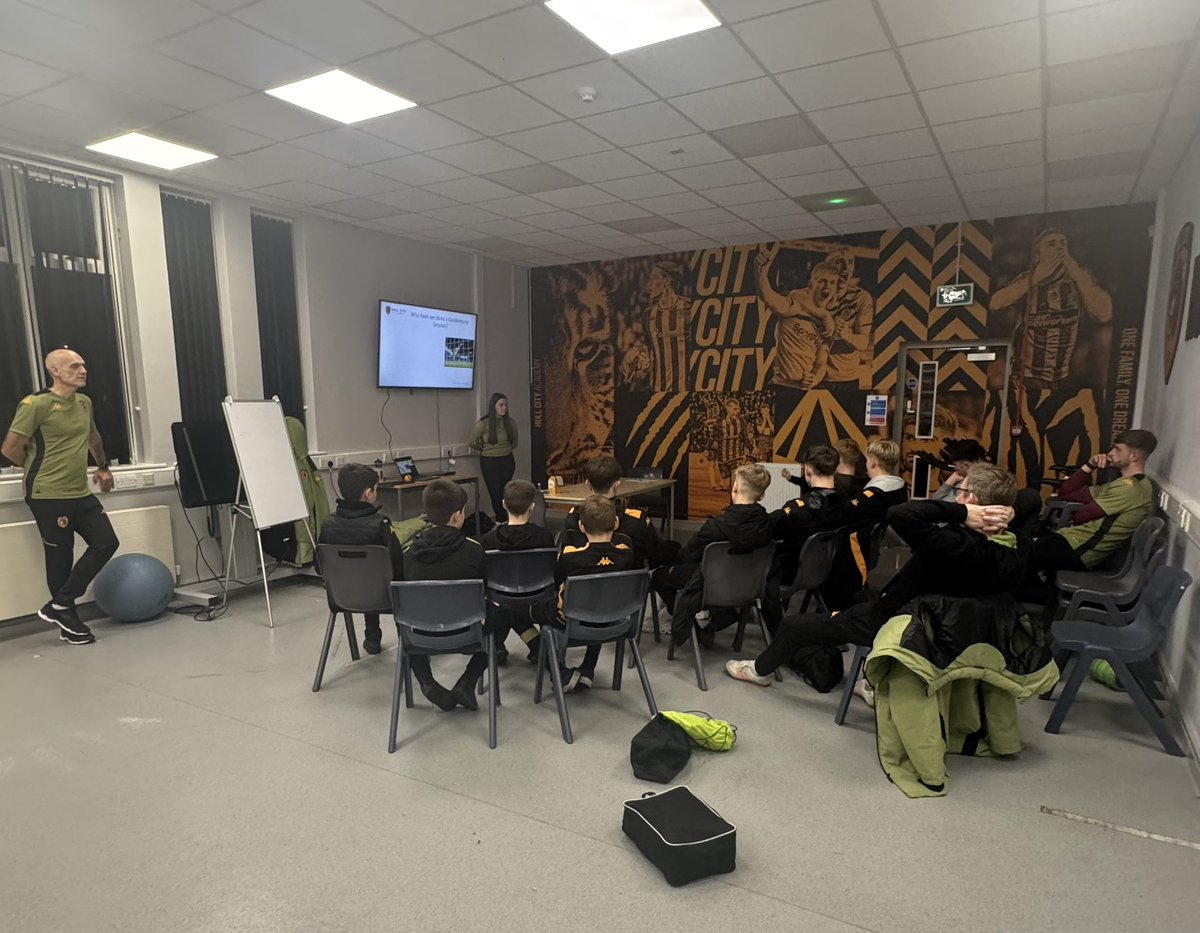 chrisbutt97's tweet photo. Great to get all our goalkeepers from across the pathway together last night to talk about the psychological attributes needed for a GK to perform and progress. Some bright discussion amongst the boys &amp; some real exciting next steps to take off the back of the evening 🧠🧤 https://t.co/49EWd1fpZ8