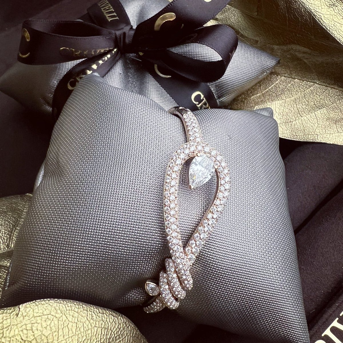 crivellialessia's tweet photo. Memories.

#crivelli #crivellihautejewelry #jewelry #jewelryaddict #diamonds #gold #art #creative #picture #fattoconmaniintelligenti #valenza #noilavoriamoconilcuore 

customerservice@crivelligioielli.com https://t.co/EwP00dzD34