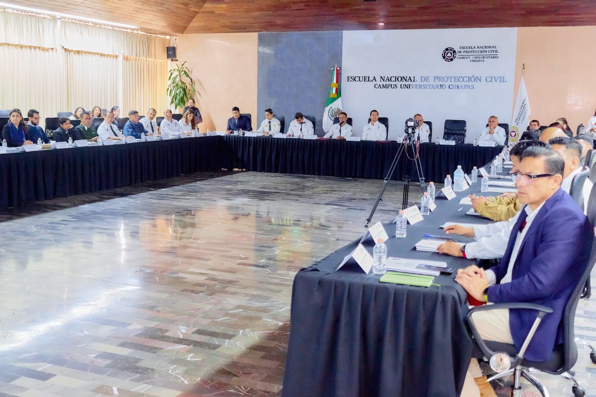 Enaproc's tweet photo. Con la presencia del secretario de #ProtecciónCivil de @ChiapasGobierno, Mauricio Cordero (@M_CorderoR); la Escuela Nacional de Protección Civil Campus Universitario #Chiapas (#Enaproc-Chiapas)  realizó su reunión académica preparatoria del Ciclo Escolar Enero-Abril 2025.

-        En este marco, el secretario de #ProtecciónCivil, Mauricio Cordero reconoció el papel de las y los docentes en el proceso formativo de las nuevas generaciones, que mucho inciden para la construcción de un #Chiapas más seguro, más preparado y más #humano.
-        Cordero Rodríguez enfatizó que el inicio de labores de lo que será el nuevo ciclo escolar reafirma “nuestro compromiso con los valores que han sido fundamentales en la transformación de Chiapas bajo la guía de nuestro gobernador, Eduardo Ramírez Aguilar (@ramirezlalo_)”.
-        El director de la Enaproc-Chiapas, Moises Grajales Monterrosa agradeció el respaldo del secretario Mauricio Cordero y coincidió en el sentido de fortalecer el trabajo académico desde un enfoque #Humano y con #Conciencia.
-        Las y los docentes expusieron los alcances del proceso escolar y la relevancia del cumplimiento de la normatividad que ha posicionado a la #Enaproc-#Chiapas como un referente a nivel nacional e internacional.