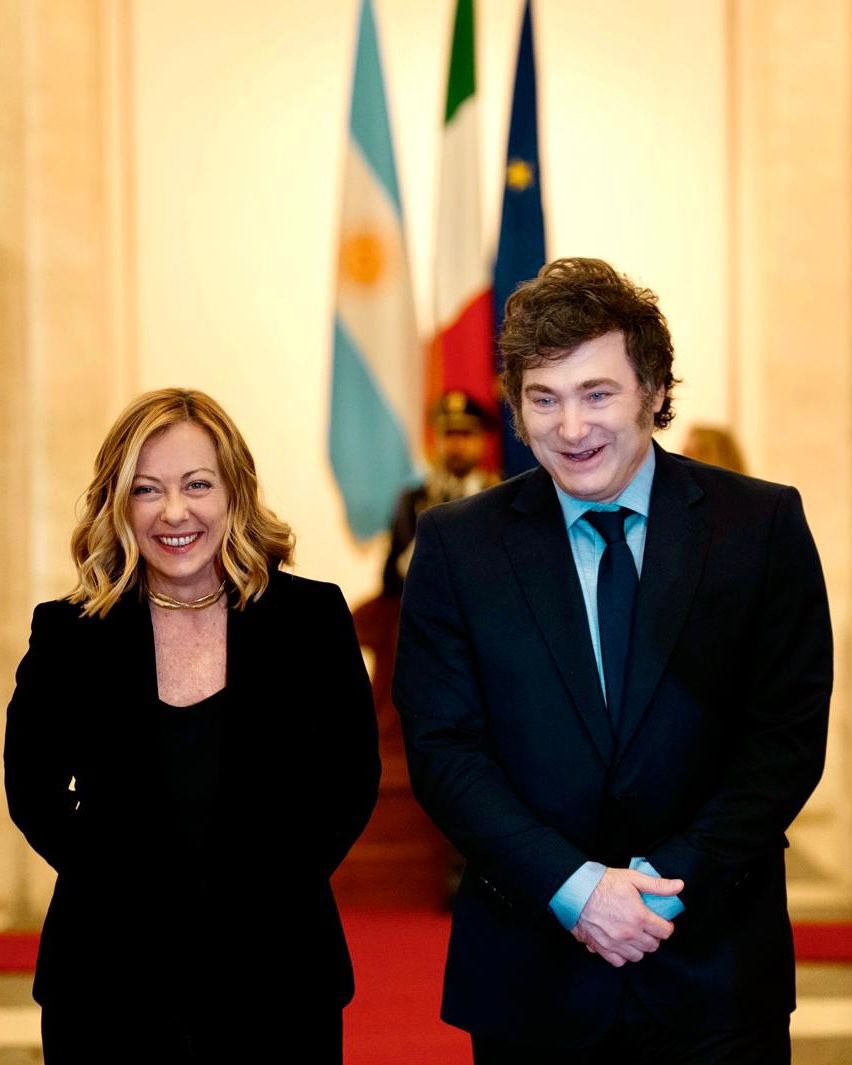 GiorgiaMeloni's tweet image. A poche settimane dalla mia visita in Argentina, ho ricevuto oggi a Palazzo Chigi il Presidente della Repubblica argentina, @JMilei.

La discussione ha costituito l’occasione per ribadire la comune volontà di rafforzare ulteriormente il già solido partenariato bilaterale, con…