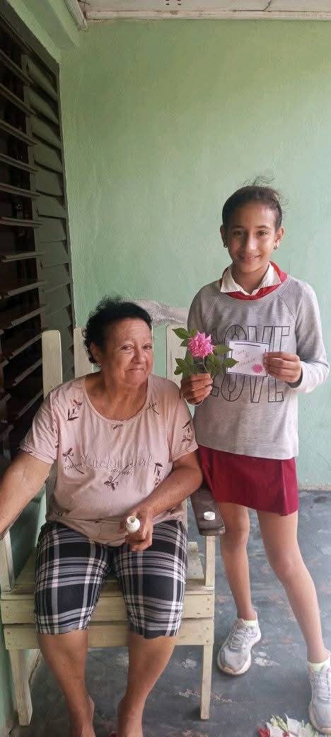 Los más pequeños 😃 realizan homenaje en esta jornada del educador a maestr@s jubiladas 
.
.
.
Muchas felicidades 🥳 🥳 🥳 

#EducaciónBueyArriba
#EducaciónGranma
#OPJMBueyArriba #JornadaDelEducador #UJCdeCuba #ProvinciaGranma #GranmaVencerá 
#JuntosPorCuba