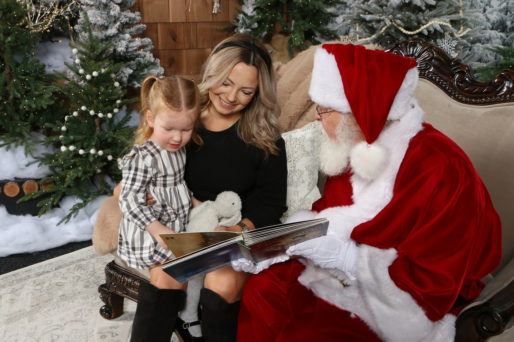 🎅✨ Santa Photos now have extended evening hours at #NNTC! Visit Santa until 7 PM Mon-Sat (except Wednesdays when he's at the North Pole). ❄️

Hours (until Dec 23):
Mon-Sat: 12–3 PM, 4–7 PM
Sun: 11–1 PM, 2–5 PM

Book your spot: bit.ly/NNTCBookSanta 🎄📸 #nanaimoevents