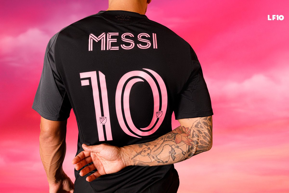 LF10_Oficial's tweet image. Un símbolo de unidad. Un testimonio de fortaleza. 🖤🩷  

Presentamos el Fortitude Kit, la nueva camiseta de visitante del @InterMiamiCF . Llena de pasión y orgullo, hecha para quienes llevan el fútbol en el corazón. 

📍 Encuentra la tuya en LF10  

#LF10