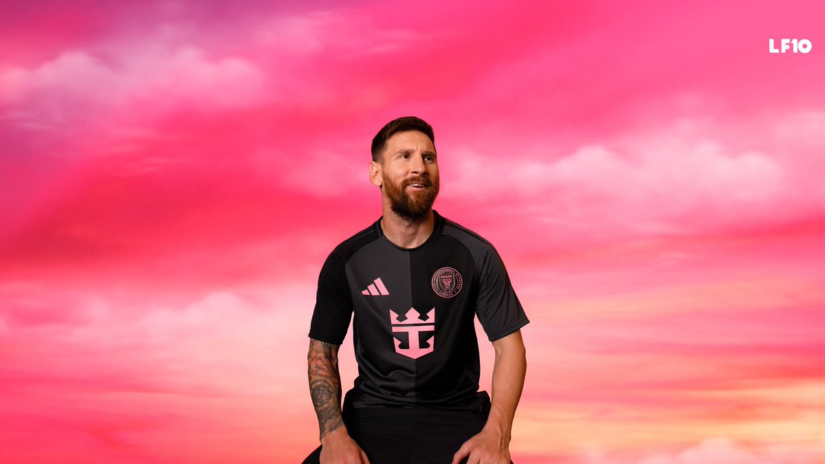 LF10_Oficial's tweet image. Un símbolo de unidad. Un testimonio de fortaleza. 🖤🩷  

Presentamos el Fortitude Kit, la nueva camiseta de visitante del @InterMiamiCF . Llena de pasión y orgullo, hecha para quienes llevan el fútbol en el corazón. 

📍 Encuentra la tuya en LF10  

#LF10