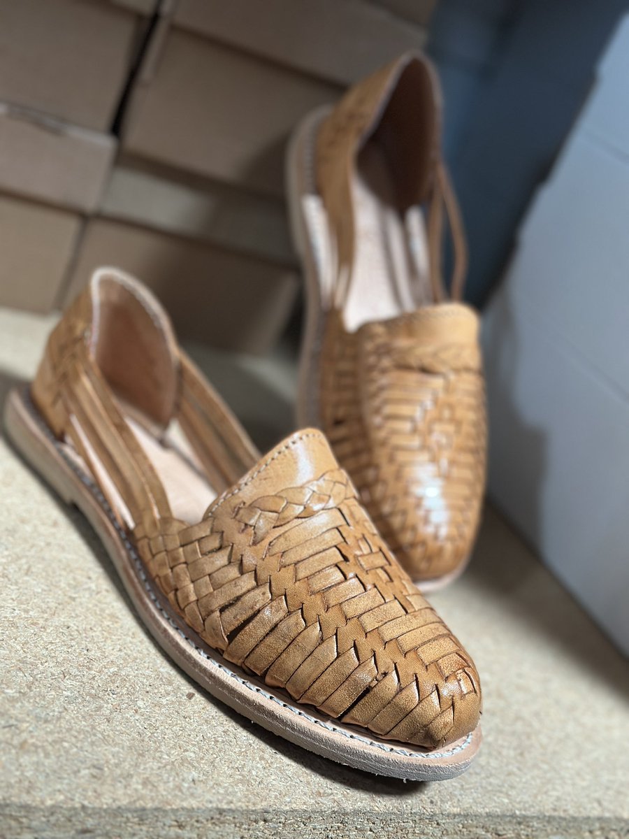 rodeodurango's tweet photo. Leather that molds with every step 🎄
🔍Shop: Huarache de Trenza - Tan
Sizes 5-10 US Available Now! 🔥
shop https://t.co/8URQbGk7MI or link in bio #artesaniasmexicanas #rodeodurango #huarachesmexicanos #leathersandals #nudecolor #handmade https://t.co/qxVw0rPKTQ