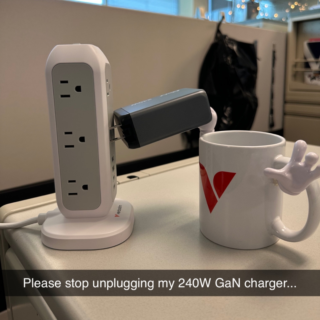 usverbatim's tweet image. The V-Bug Mug is really on a mission to cause as much chaos as possible... Maybe next week they can bring a little more holiday spirit!

#AnywhereEveryday #Verbatim #OpticalStorage #PortableMonitor #SSD #PowerTower #GaNCharger #ChargenDrive