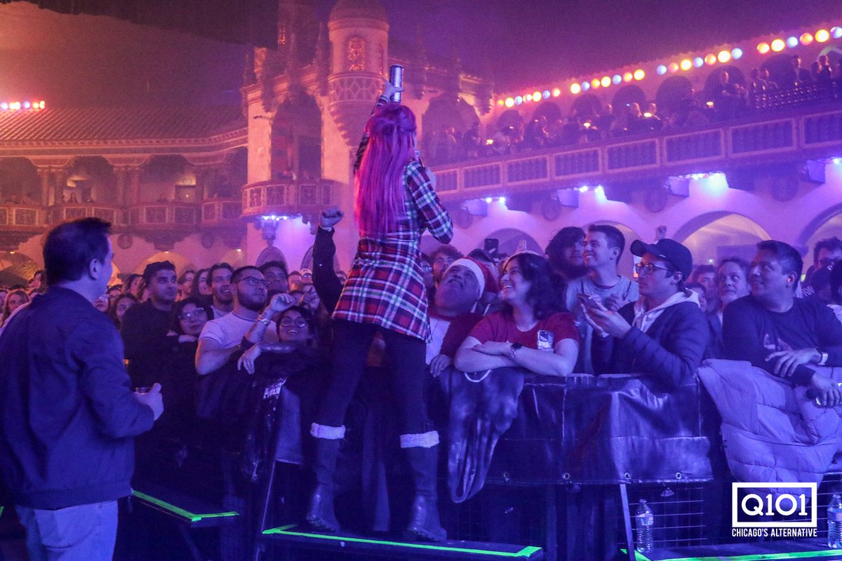 Q101Chicago's tweet photo. CHEERS! The Twisted Xmas Finale is TONIGHT at The Vic Theatre! Doors at 6p, show starts at 7p. Can't wait for @MODSUN, @PalayeRoyale and @bushofficial! See you soon 🎄 <3 @laurenoneil #TwistedXmas https://t.co/uxb5yPCkPq