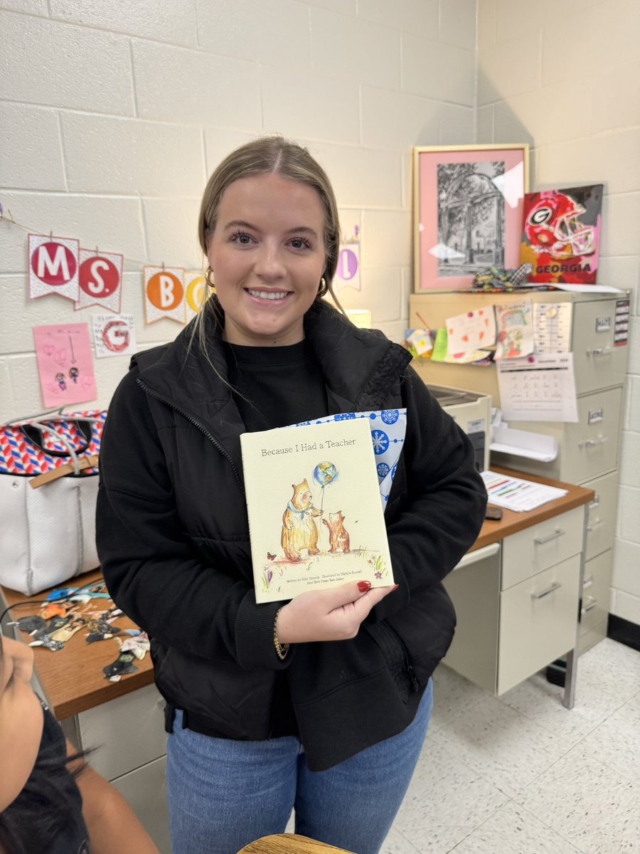 Hasty_Huskies's tweet photo. 📚 Our Superintendent, MED surprised our new teachers with a heartfelt gift: the inspiring book "Because I Had a Teacher." It's a beautiful reminder of the profound impact educators have on their students' lives. Let's celebrate the incredible influence of teaching together! https://t.co/Z4xFwlCz7G
