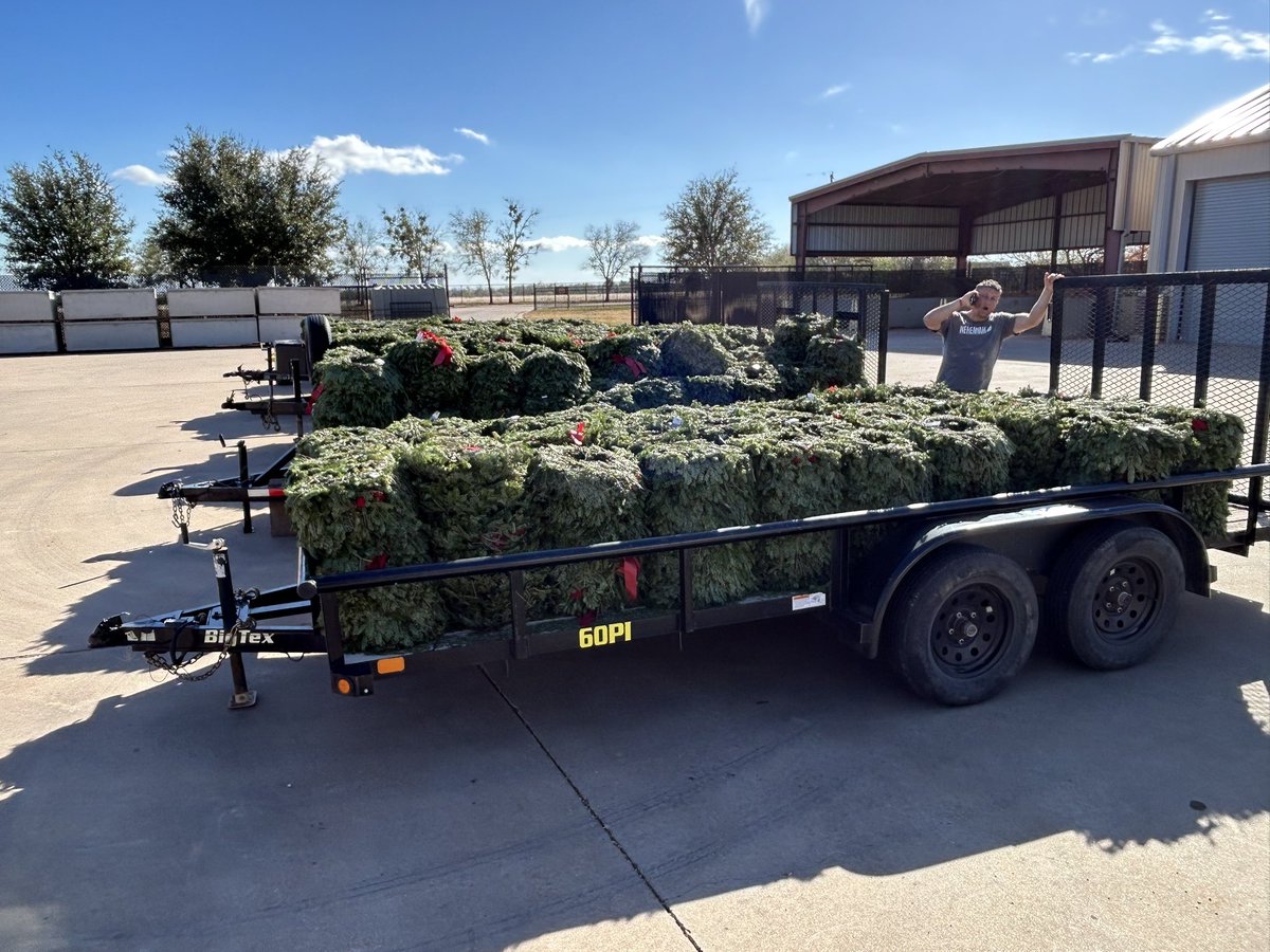 DirkSaltzgaber's tweet photo. A big thank you to McMurry Baseball players who came and helped out with the Wreaths Across America program at the Abilene Texas Veterans Cemetery!!!! https://t.co/kgU3zORjnM