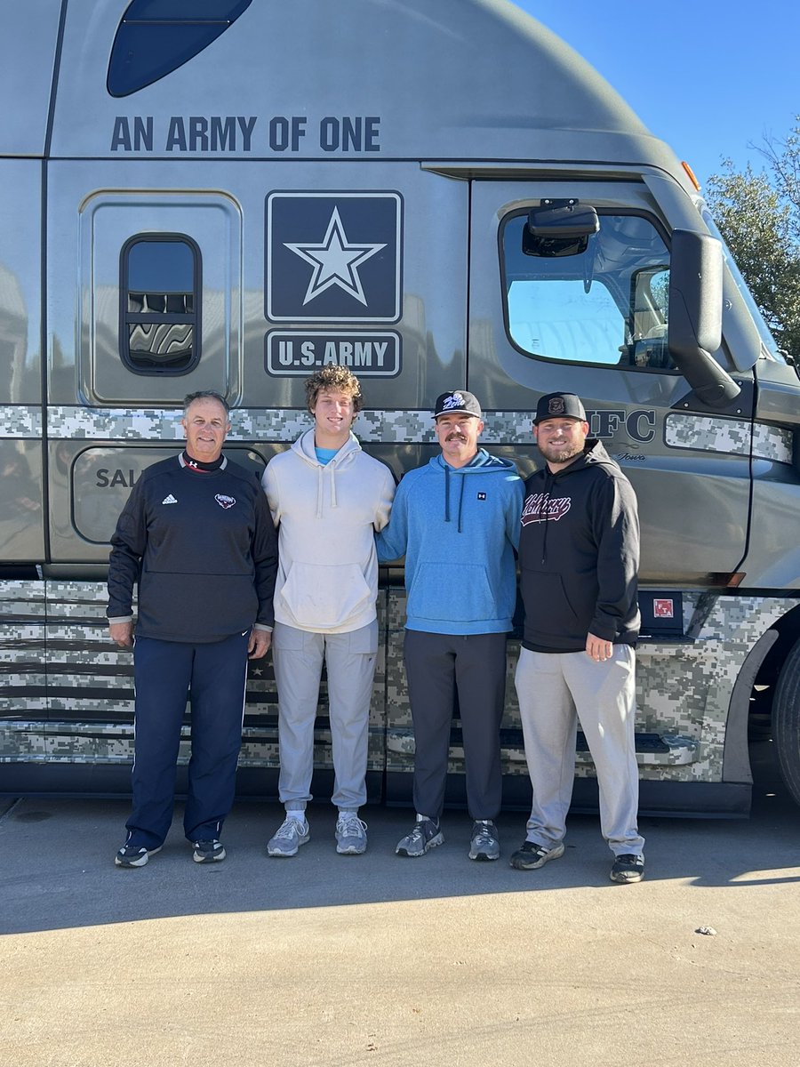 DirkSaltzgaber's tweet photo. A big thank you to McMurry Baseball players who came and helped out with the Wreaths Across America program at the Abilene Texas Veterans Cemetery!!!! https://t.co/kgU3zORjnM