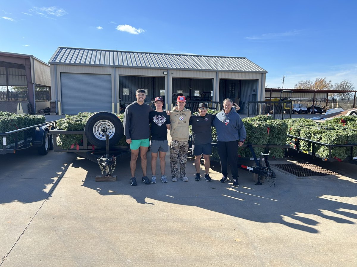 DirkSaltzgaber's tweet photo. A big thank you to McMurry Baseball players who came and helped out with the Wreaths Across America program at the Abilene Texas Veterans Cemetery!!!! https://t.co/kgU3zORjnM