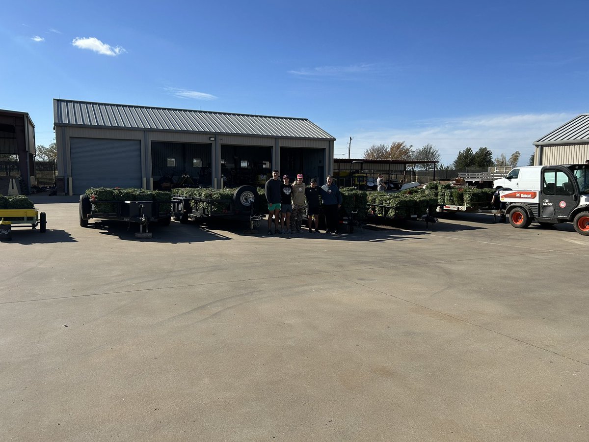 DirkSaltzgaber's tweet photo. A big thank you to McMurry Baseball players who came and helped out with the Wreaths Across America program at the Abilene Texas Veterans Cemetery!!!! https://t.co/kgU3zORjnM