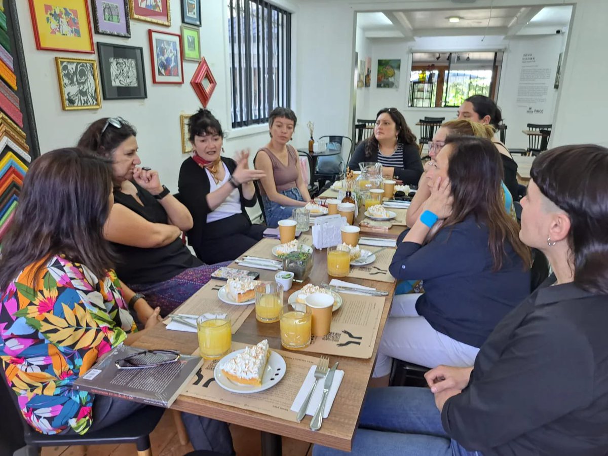 vrim_udec's tweet photo. 👉#VinculaciónUdeC Académicas y profesionales de #VRIMUdeC, @fondefgenero, @Genero_UdeC
e @InesGeneroUdeC, compartieron con la destacada académica e investigadora Marcela Tapia Ladino en torno a su trabajo en temas de migraciones internacionales, frontera y género.
https://t.co/1eQecgFQuZ