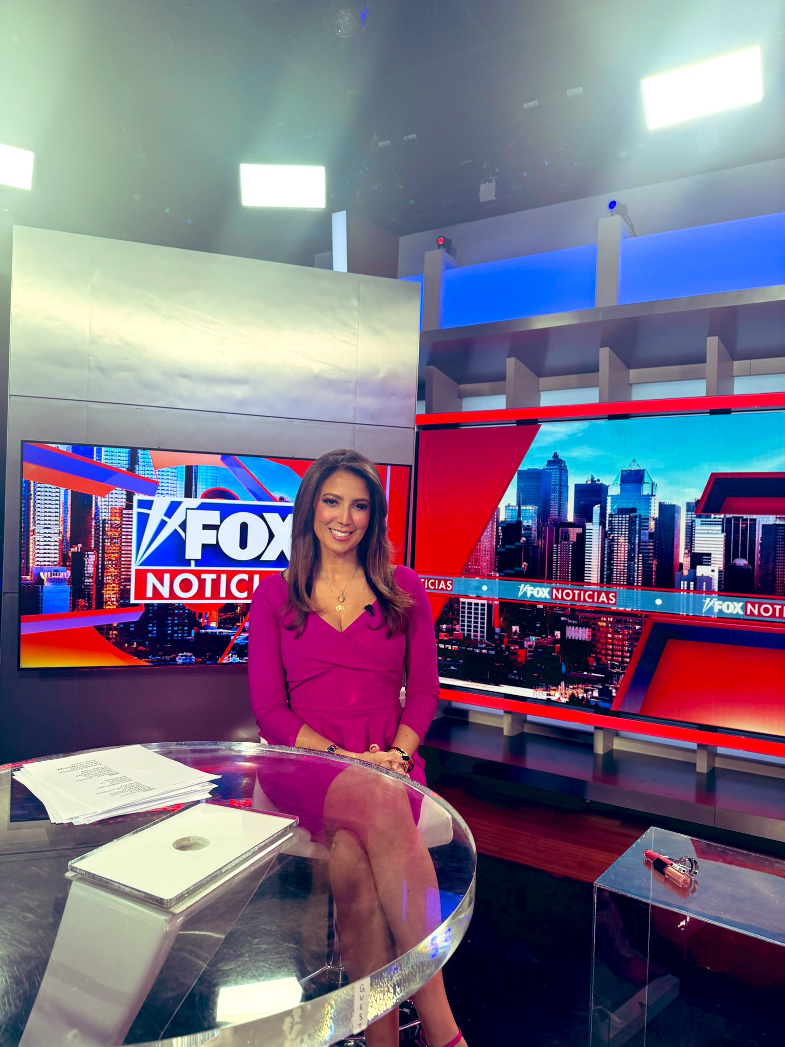 Julie Banderas على X: "https://t.co/RHUhCqgkZB Tune into today's show  @foxnoticias at 4:00pm ET. You can watch it on @foxdeportes, or at  https://t.co/0thY4Zjx8U or on our YouTube channel. It also airs at 5:00pm