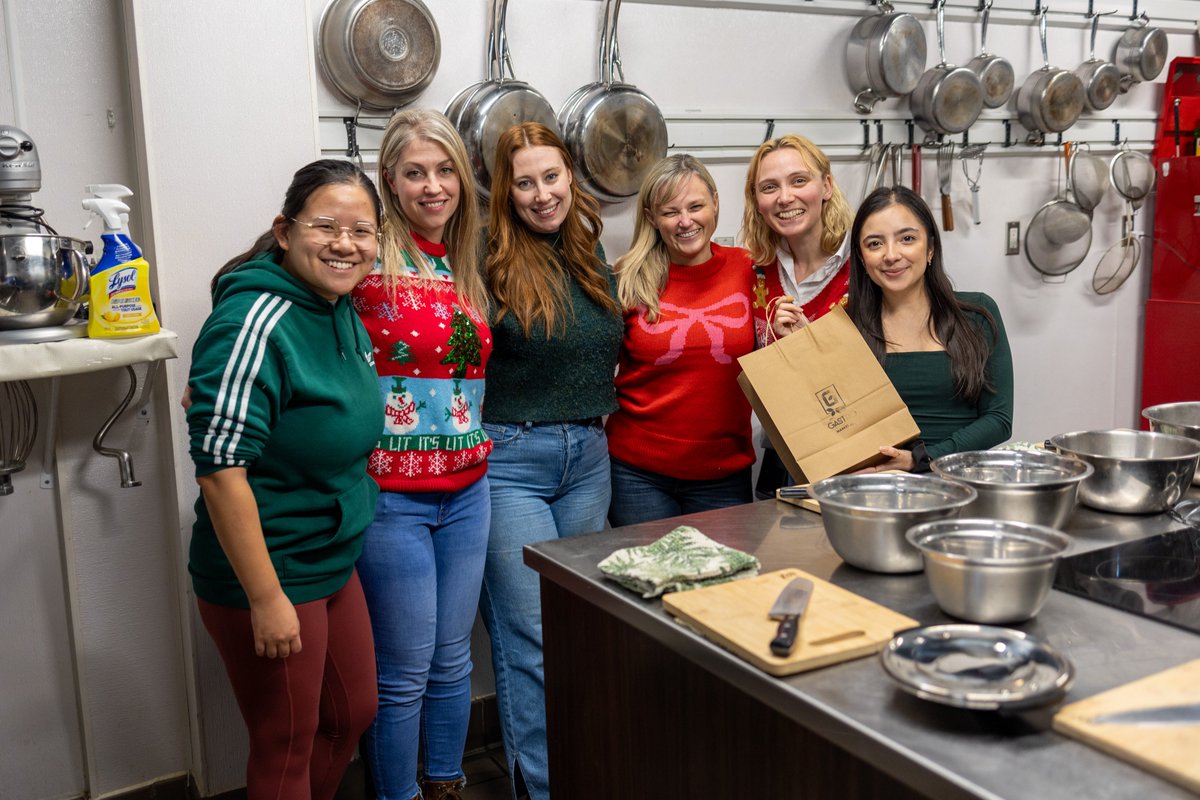 CubicleFugitive's tweet photo. 🍴✨ This Wednesday, the Cubicle Fugitive team traded keyboards for cutting boards at Gastro Markets Hell’s Kitchen for a festive lunchtime celebration.  Cheers to good food, great company, and holiday fun! 🎄🥂 

#HolidayLunch #HolidayParty #TeamBuilding https://t.co/af1sjH9vQu