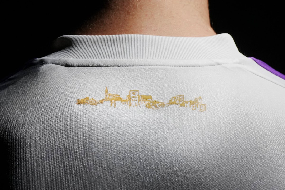 No es un detalle, es EL detalle. 🕌✨

🐉 Unidades limitadas para la edición especial <a href="/GranadaCF/">Granada CF ❤️⚪️</a> x <a href="/saikobeibe/">SAIKO</a>. 

Preventa exclusiva firmada por Saiko en: saikoneta.shop/products/4-equ…