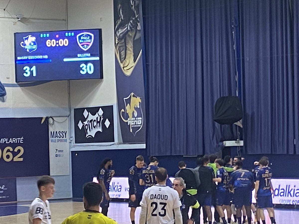 floriantellot's tweet photo. Yeeesss !
Dans un gymnase plein à craquer, le @MEHB_officiel renoue avec la victoire contre Pau Billère et ça fait du bien ! 🎊🎊
Massy 31 - 30 Pau billère
#leclubquifaitgrandir #MEHB https://t.co/A8tDqYA7vh