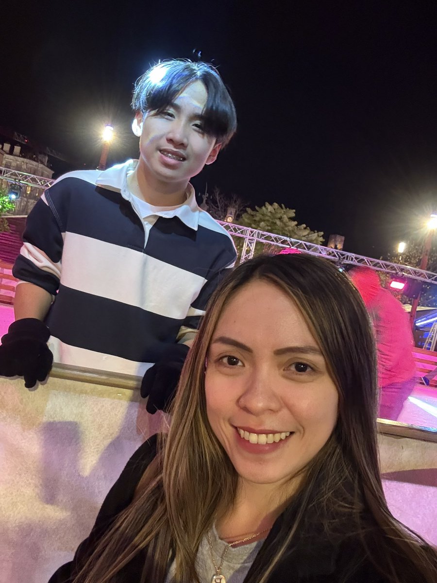ABOOMUCH's tweet photo. Village de Noël 🎄 ⛸️ 🍷 
#cannes https://t.co/UI9vwRgn6E