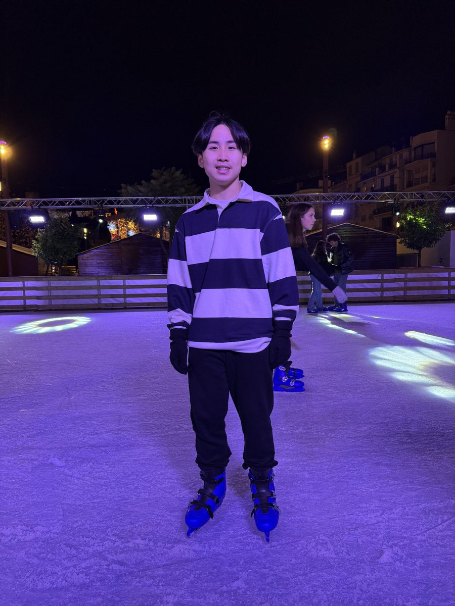 ABOOMUCH's tweet photo. Village de Noël 🎄 ⛸️ 🍷 
#cannes https://t.co/UI9vwRgn6E