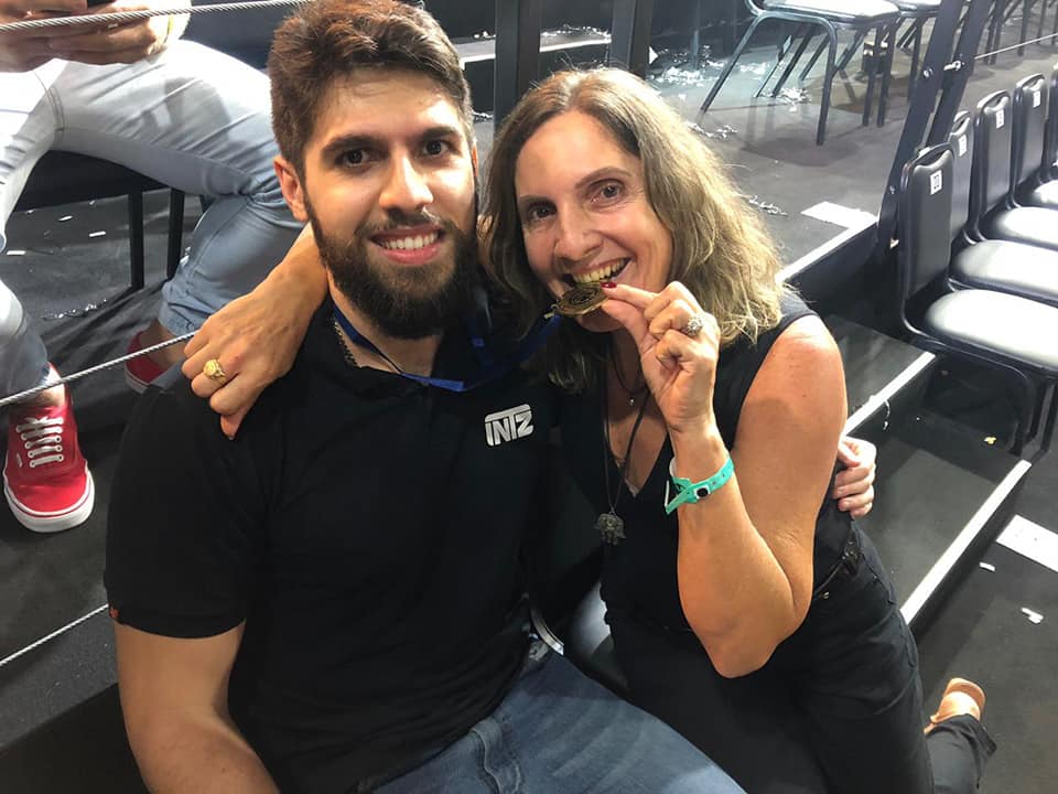 cesjuc's tweet image. Hoje, o céu ganhou mais uma estrela.

Depois de 15 dias na UTI, minha mãezinha finalmente conseguiu descansar em paz. Tenho certeza de que ela está em um lugar muito melhor e que vai continuar cuidando da sua família onde quer que esteja.

Ela sempre me acompanhou e apoiou em…