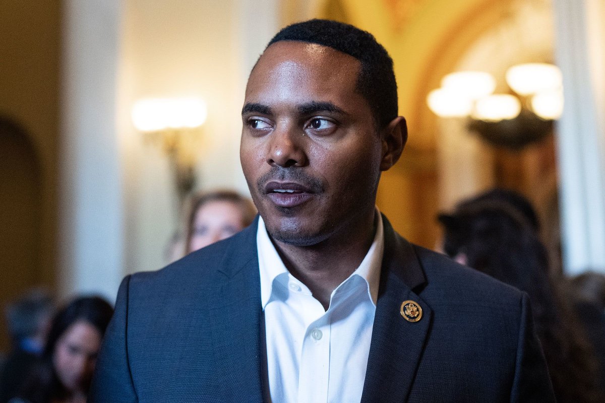 🚨🇺🇸HOUSE DEMOCRATS JOIN TRUMP &amp; ELON'S DOGE EFFICIENCY DRIVE

Trump’s push for a DOGE is drawing unlikely Democratic allies eager to cut bureaucracy and modernize government.

Rep. Jared Moskowitz (D-Fla.), the first Democrat in the DOGE caucus, sees room for bipartisan action: