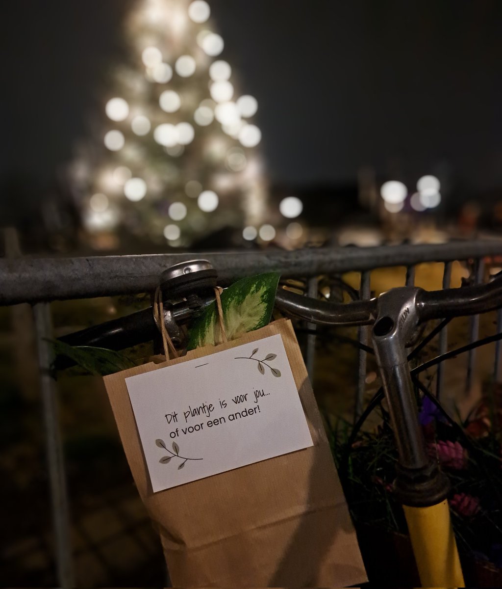Zag je ons vanavond staan in Schipluiden en/of Den Hoorn? We hebben veel mensen over @plantafriend_nl verteld en natuurlijk de plantjes van <a href="/hamiplant/">Hami</a> uitgedeeld! Ga naar onze website voor meer info over dit project om eenzaamheid onder jongeren te verminderen <a href="/Midden_Delfland/">Gemeente Midden-Delfland</a>