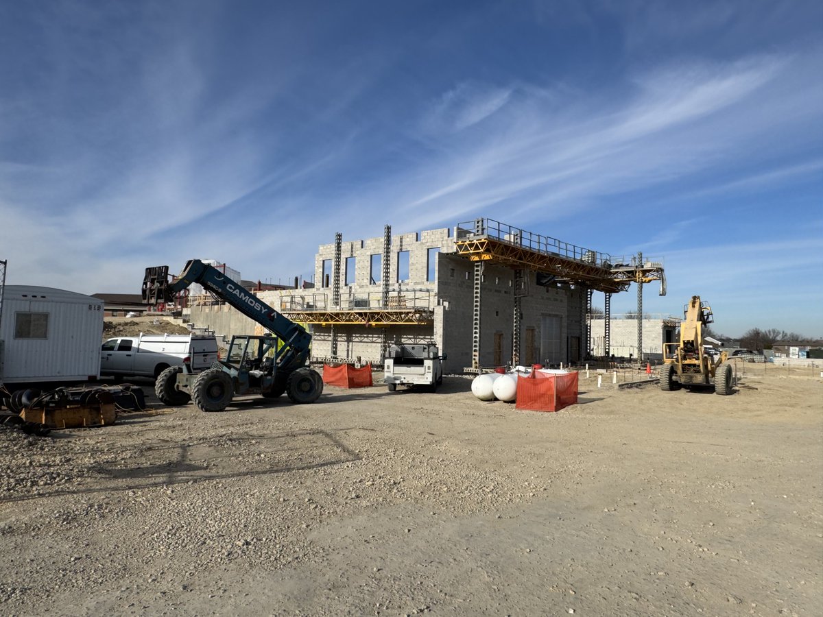 LITHPolice's tweet photo. #constructionupdate Friday! We have window openings on the second floor! We cannot wait to see what it will look like in 18 days at the end of 2024.
#lithpd #lakeinthehills #newpd #almost2025 https://t.co/rJQ73b4aXu