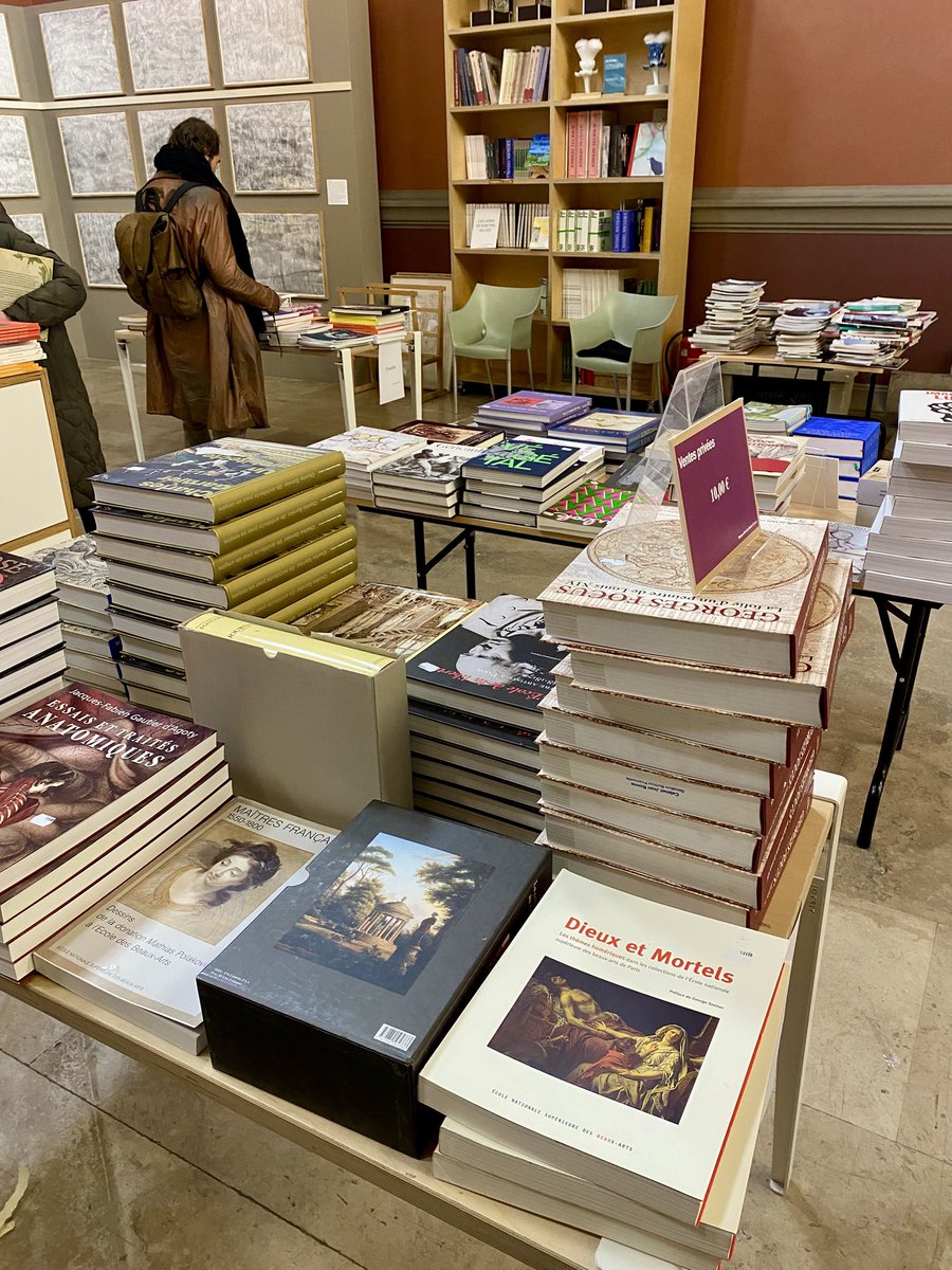 Chers amis bibliophiles, la traditionnelle braderie de Noël des éditions des <a href="/beauxartsparis/">Beaux-Arts de Paris</a> est ouverte ! À 2, 5 et 10€, avec les habituels invendus mais aussi qq raretés.
Jusqu’au 20, me semble-t-il.